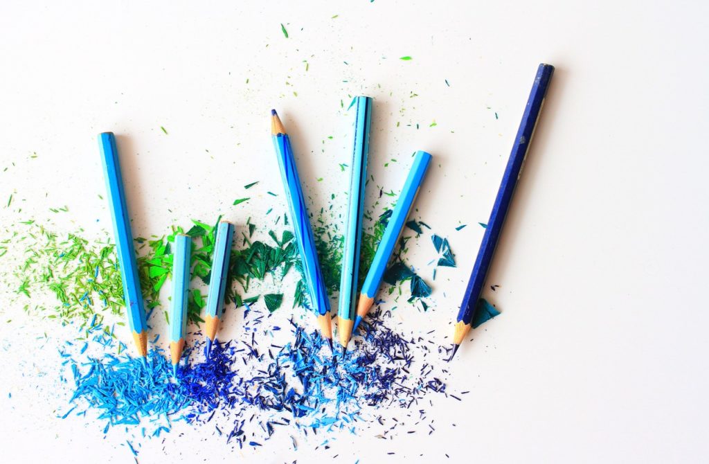 Image of coloured pencils and shavings in shades of blue